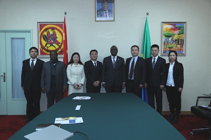 Tanzanian Ambassador to China Mbelwa Kairuki, Minister Saidi Massoro and others met with Mr. Lei Baoping and his delegation.
