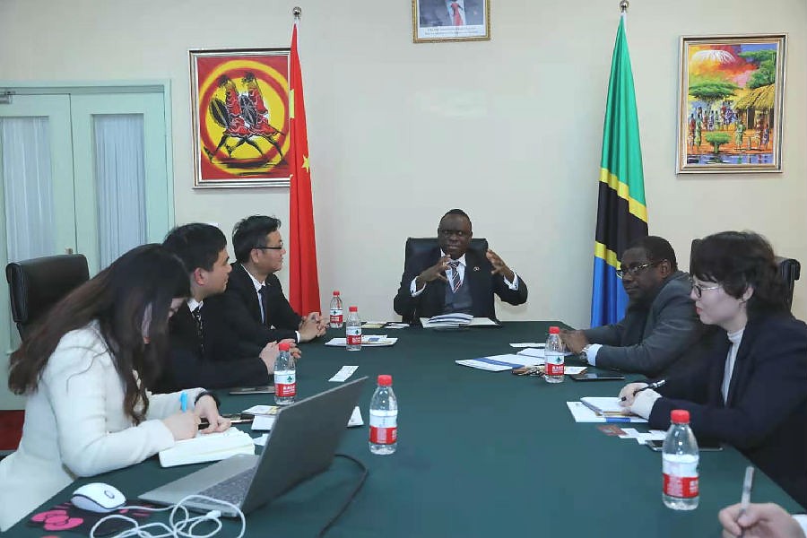 Tanzanian Ambassador to China Mbelwa Kairuki discussing with the delegation